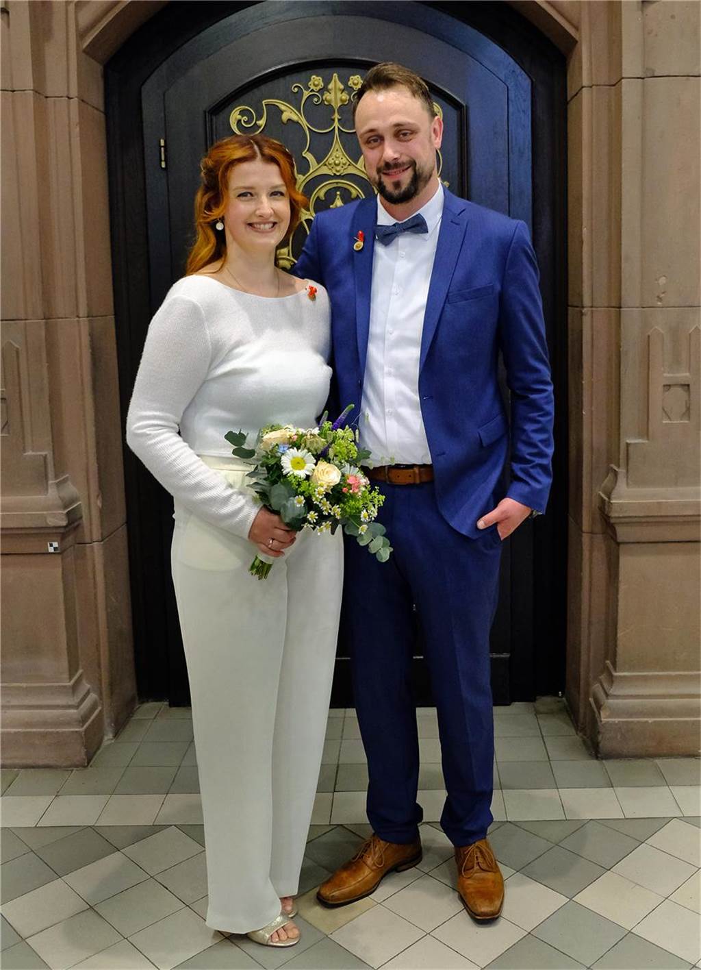 Die Eheleute Louisa Sarau und Matthias Matten nach ihrer Trauung vor dem Rathaus in Recklinghausen