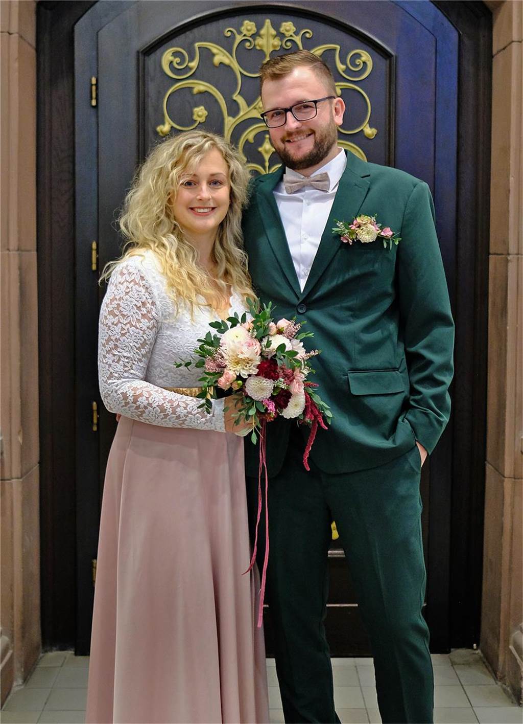 Das Brautpaar Mona Maidorn und Sascha Braito nach der Trauung vor dem Kaminzimmer im Rathaus Recklinghausen