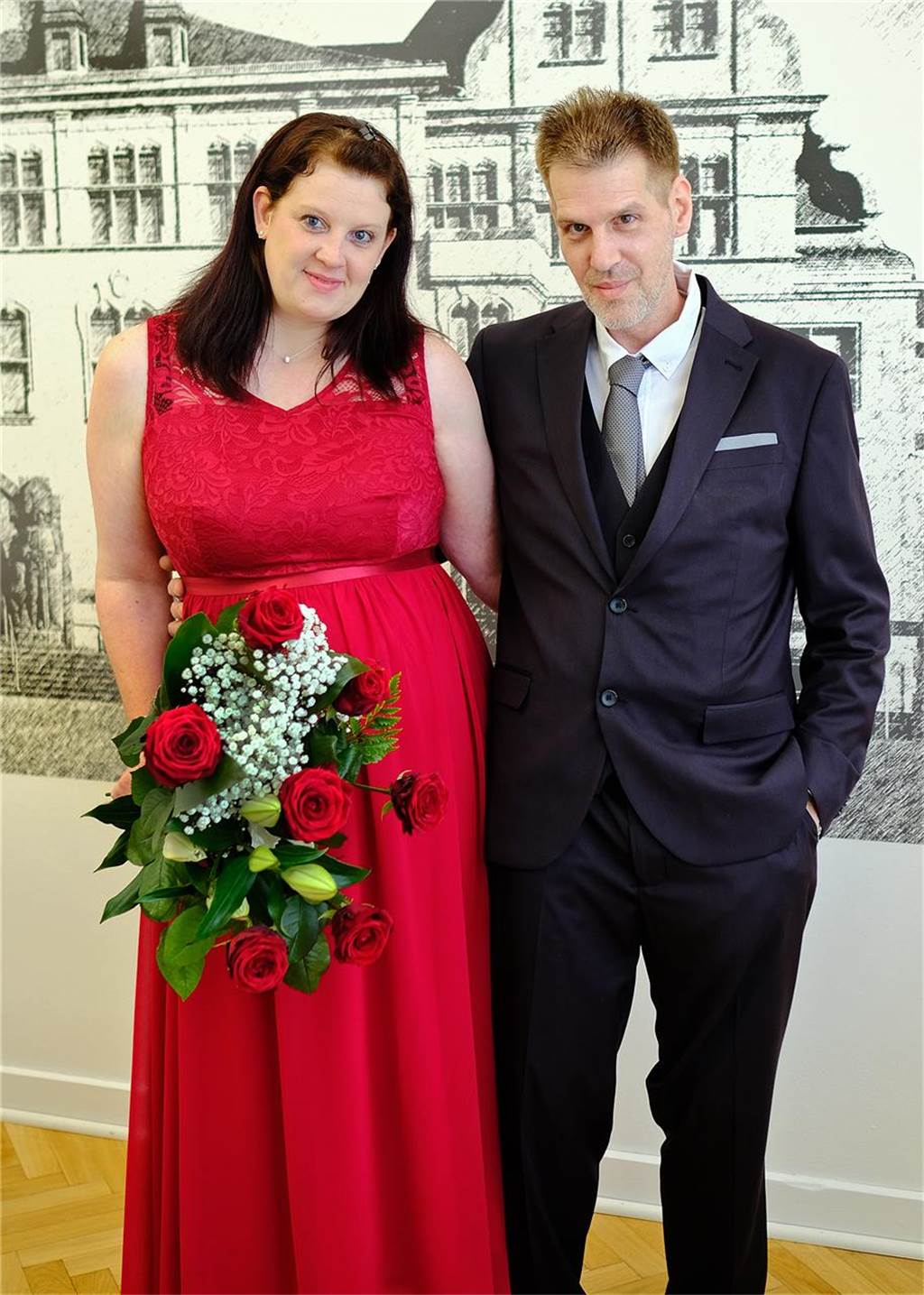 Nadine Heusbourg und Dirk Jaax stehen am Tag ihrer Hochzeit im Trauzimmer im Rathaus Recklinghausen