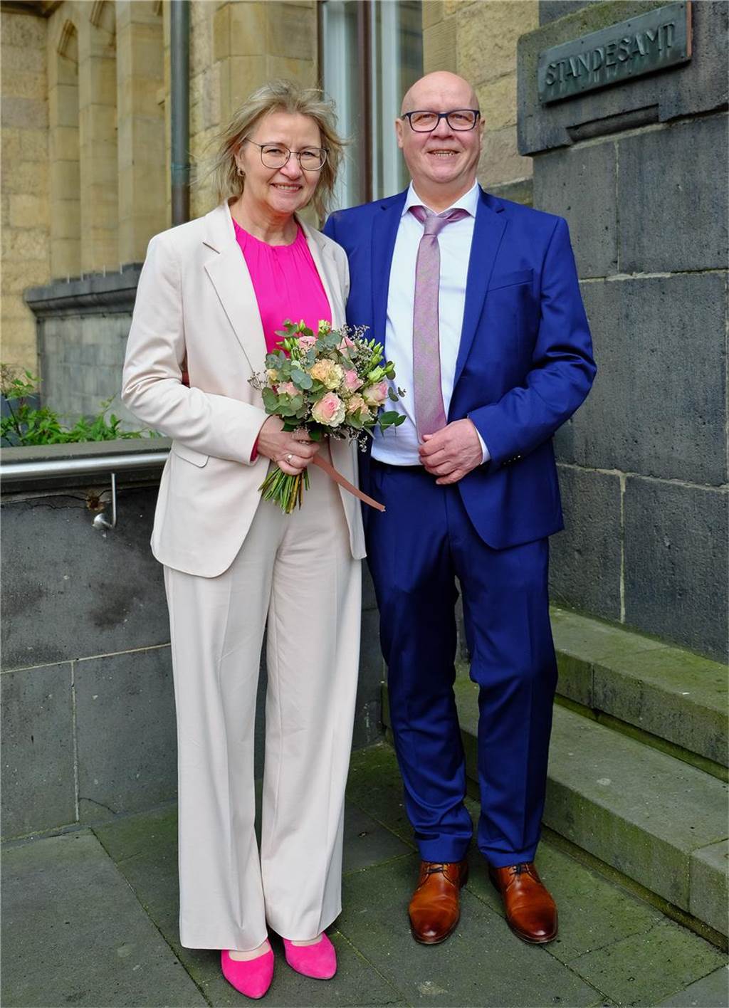 Die Eheleute Sabine Jeschio und Detlef Roubal nach ihrer Trauung im Rathaus Recklinghausen