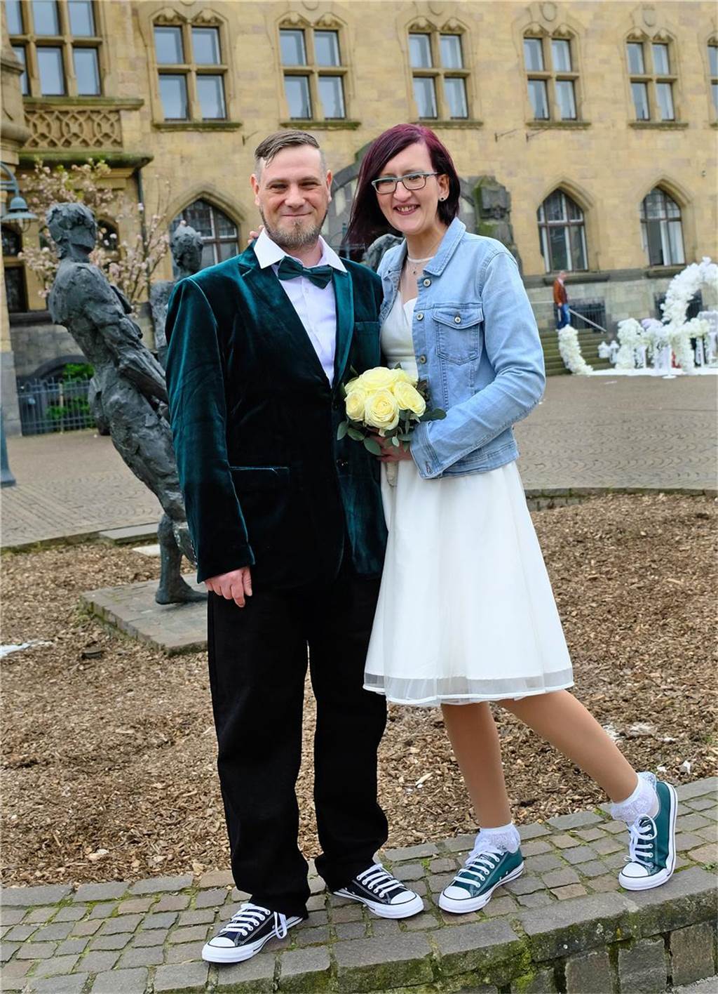Die Eheleute Stefanie Röser und Danny Haßlinghaus nach ihrer Trauung vor dem Rathaus in Recklinghausen