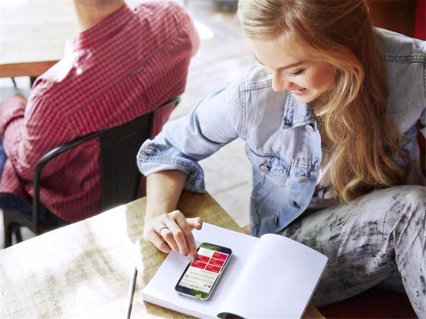 Zustellung nach Maß: Wie Pakete beim Empfänger landen Über das Smartphone einen Wunschtermin für die Paket-Zustellung eingeben. Dies ist bei dem Paketdienstleister DPD, aber auch bei anderen Anbietern möglich. Dafür müssen sich Kunden in der Regel vorher online auf der Seite des Anbieters registrieren. Foto: DPD