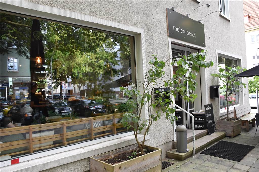 Über dem ehemaligen Café Froilein Meier prangt bereits der neue Name Meierabend.