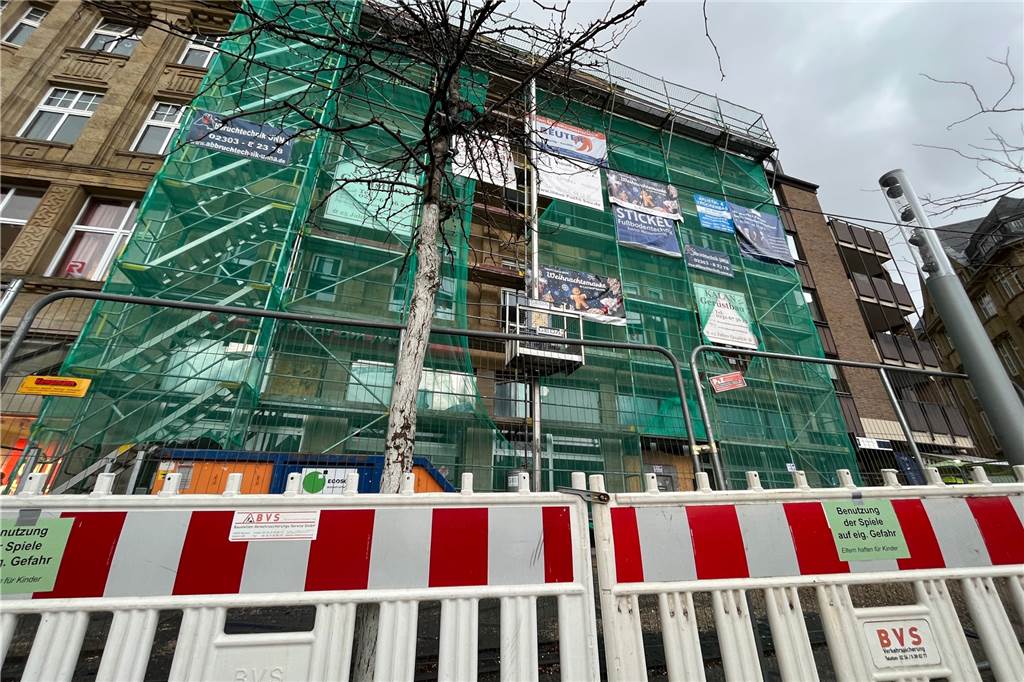 Neue Gastronomie am Marktplatz in der Altstadt geplant Über dem Extrablatt werden zwei Büroeinheiten und fünf Wohneinheiten auf einen modernen Stand gebracht.