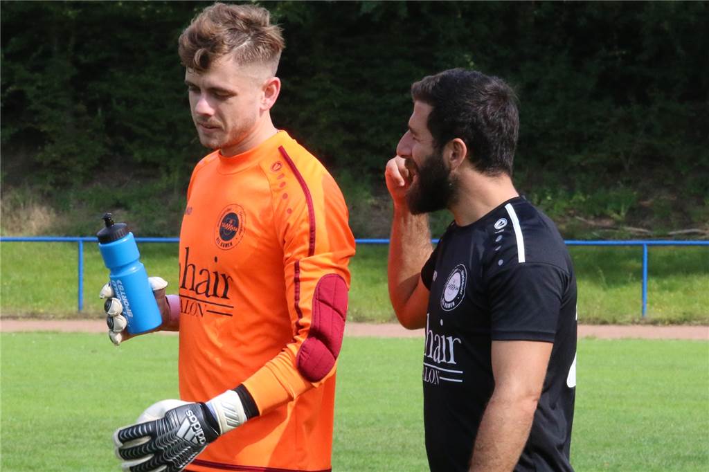 Torwart-Flucht: Drei Kamener Vereine vor Aus ihrer Stammkeeper – wie reagieren die Vereine? Über den Abgang von Keeper Joel Kiranyaz (l.), hier mit Mehmet Kara, ist man beim VfL Kamen schwer enttäuscht.