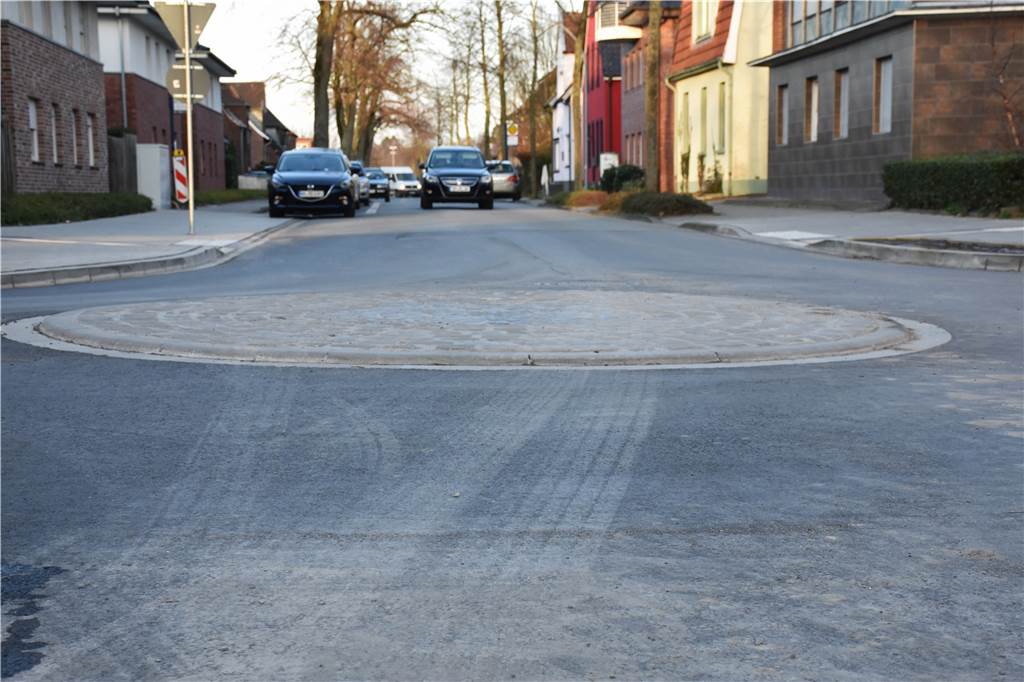 Gefährlich und zu klein: Mini-Kreisverkehr am Rathaus in Vreden regt Autofahrer auf Über den Bedarfsstreifen, der in einem Mini-Kreisverkehr die Mitte bildet, dürfen große Fahrzeug fahren.