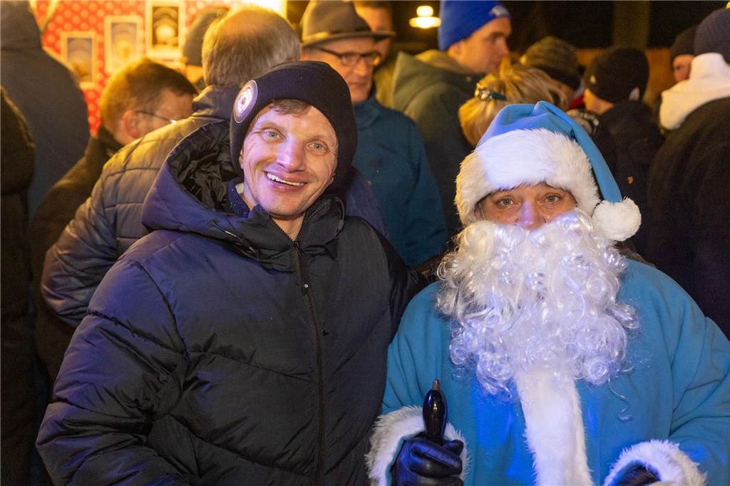 Über den Besuch des blau-weißen Nikolaus haben sich viele der Besucher in Alstätte gefreut. 