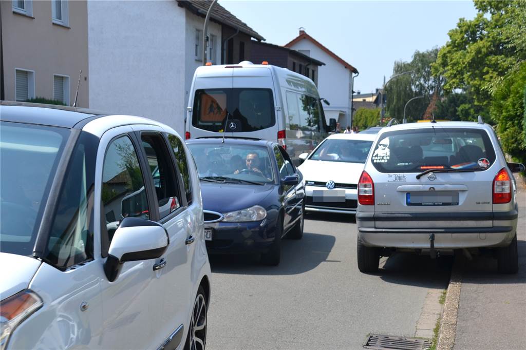 Tausende Badegäste überrennen Deusen - das sorgt für Chaos Über den Bürgersteig und gegen den fließenden Verkehr suchen die Fahrer einen Parkplatz.