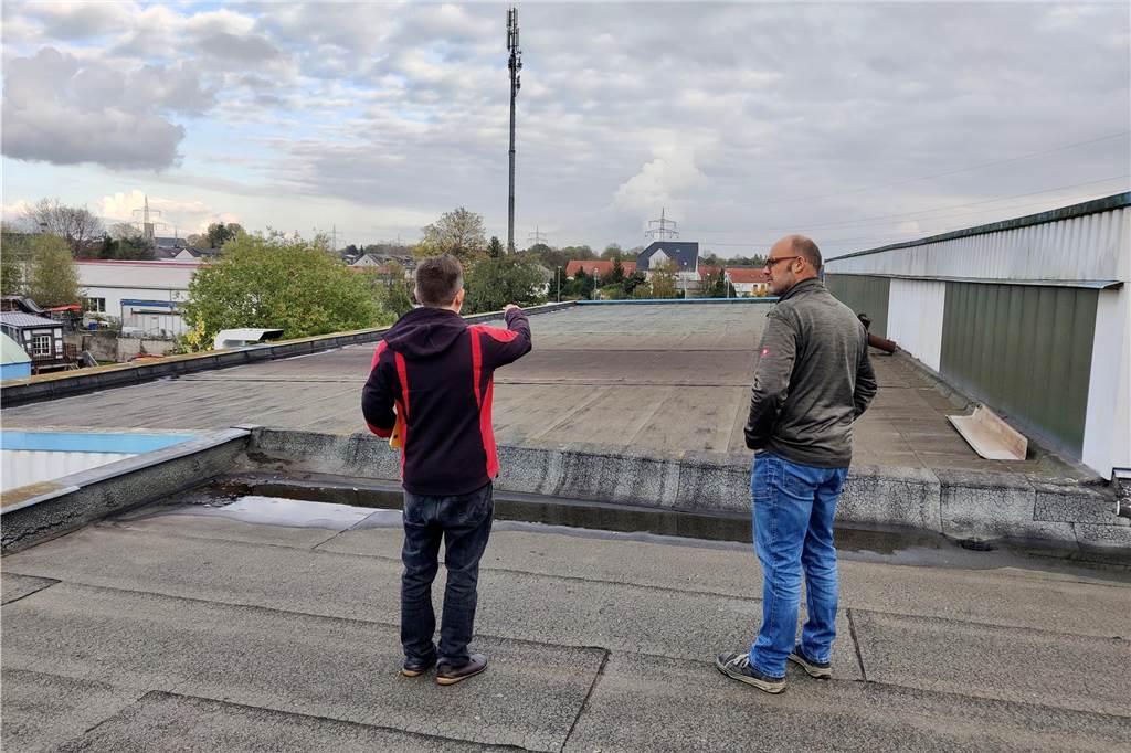 Gemeinschaftsenergie startet durch: Genossenschaft ist jetzt eingetragen Stefan Hiltawsky von der Gemeinschaftsenergie begutachtet mit Immobilienbesitzer Nils Lehnert eine Dachfläche im Norden von Castrop-Rauxel.