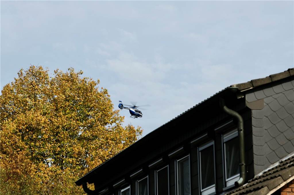 Ein Polizeihubschrauber ist über den Dächern der Häuser der Waltroper Schiffshebewerk-Siedlung in der Luft. 