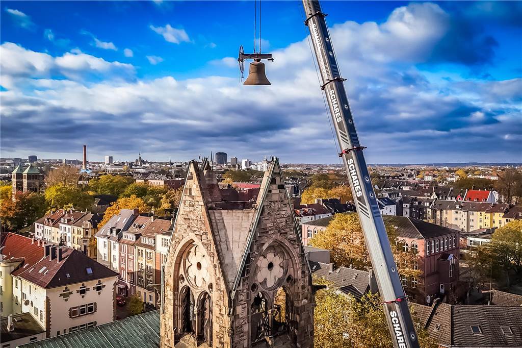Eine Glocke des alten Kirchturms über dem Himmel der Flurstraße