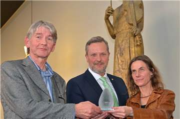 Über den mit 2500 Euro dotierten Kulturpreis 2018 freut sich das Künstler-Paar Simone Prothmann (r.) und Siegfried Krüger (l.). Bürgermeister Jürgen Kleine-Frauns (M.) zeichnete es im Foyer des Heinz-Hilpert-Theaters vor über 100 Gästen aus und verlas die Begründung der Jury.