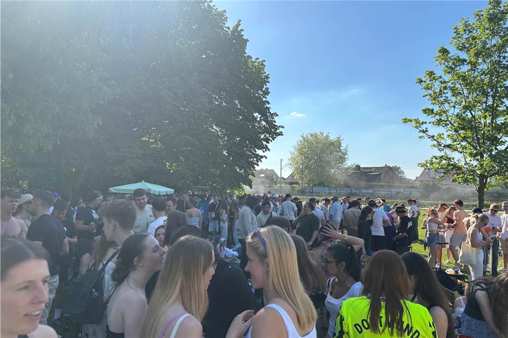 Tausende Menschen feiern beim 1. Mai: „Äußerst positive Bilanz“ Menschen feiern im Westuferpark in Haltern am 1. Mai
