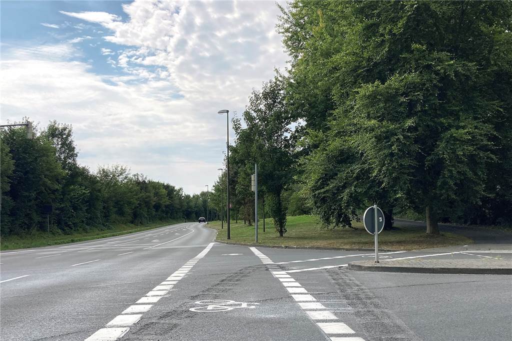 Panne: Neu markierter Radweg führt direkt auf hohe Bordsteinkante zu Über den Rechtsschwenk können Radler auch den parallel zur Marie-Curie-Allee verlaufenden Fuß- und Radweg benutzen. Diese Markierung passt auch.