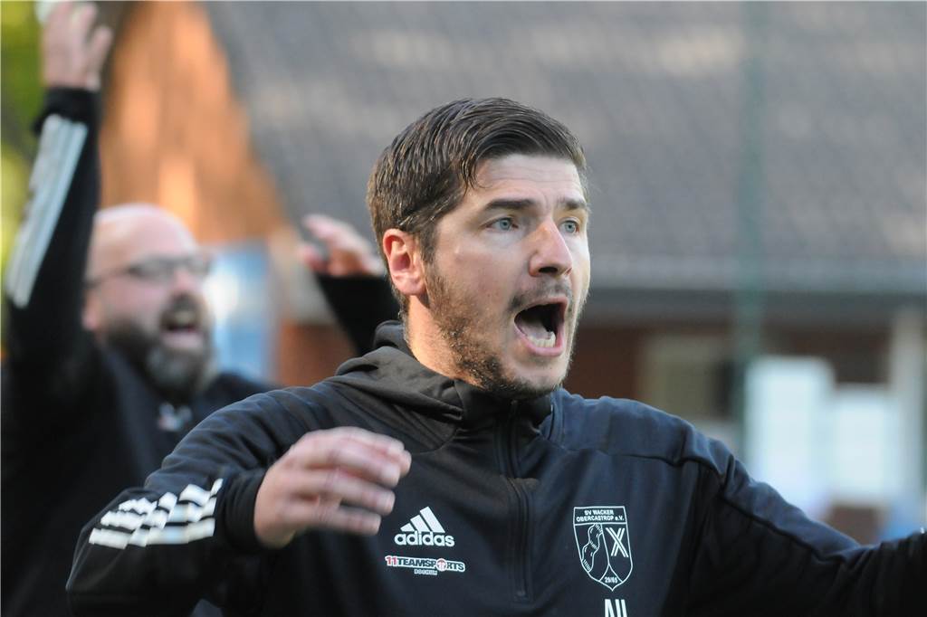 Ein Tor entscheidet das Duell von Wacker Obercastrop mit dem SV Hohenlimburg Über den Siegtreffer von Marc Schröter konnten sich die Wacker-Trainer Aytac Uzunoglu (vorn) und Steffen Golob (hinten) bereits in der 67. Minute freuen.