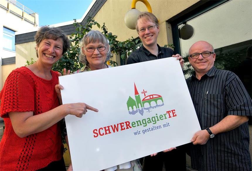Neues Online-Portal vernetzt und berät Schwerter Über den Start von „Schwerengagierte“ freuen sich (v.l.) Anke Skupin, Brigitte Fritz vom Arbeitskreis Asyl, Christopher Wartenberg und Jochen Born, Leiter der Volkshochschule Schwerte.