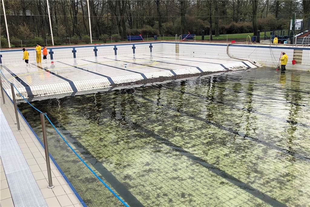 Mit Video: Solebad Werne bereitet Freibad-Betrieb vor - zwei Fragezeichen Über den Winter hat sich viel Laub und anderes organisches Material im Becken angesammelt.