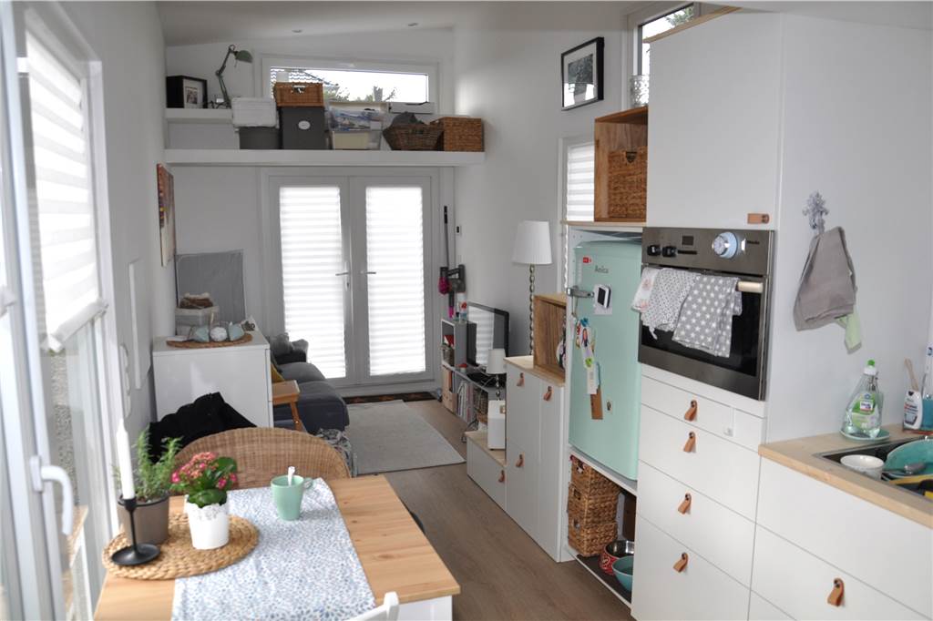 Dortmunds einzige Tiny-House-Besitzerin wohnt illegal Über der Eingangstür ist Annas "Arbeitszimmer". Die hintere Querstrebe dient als Arbeitsfläche, die vordere, etwas tiefer angebrachte als Sitzbank.