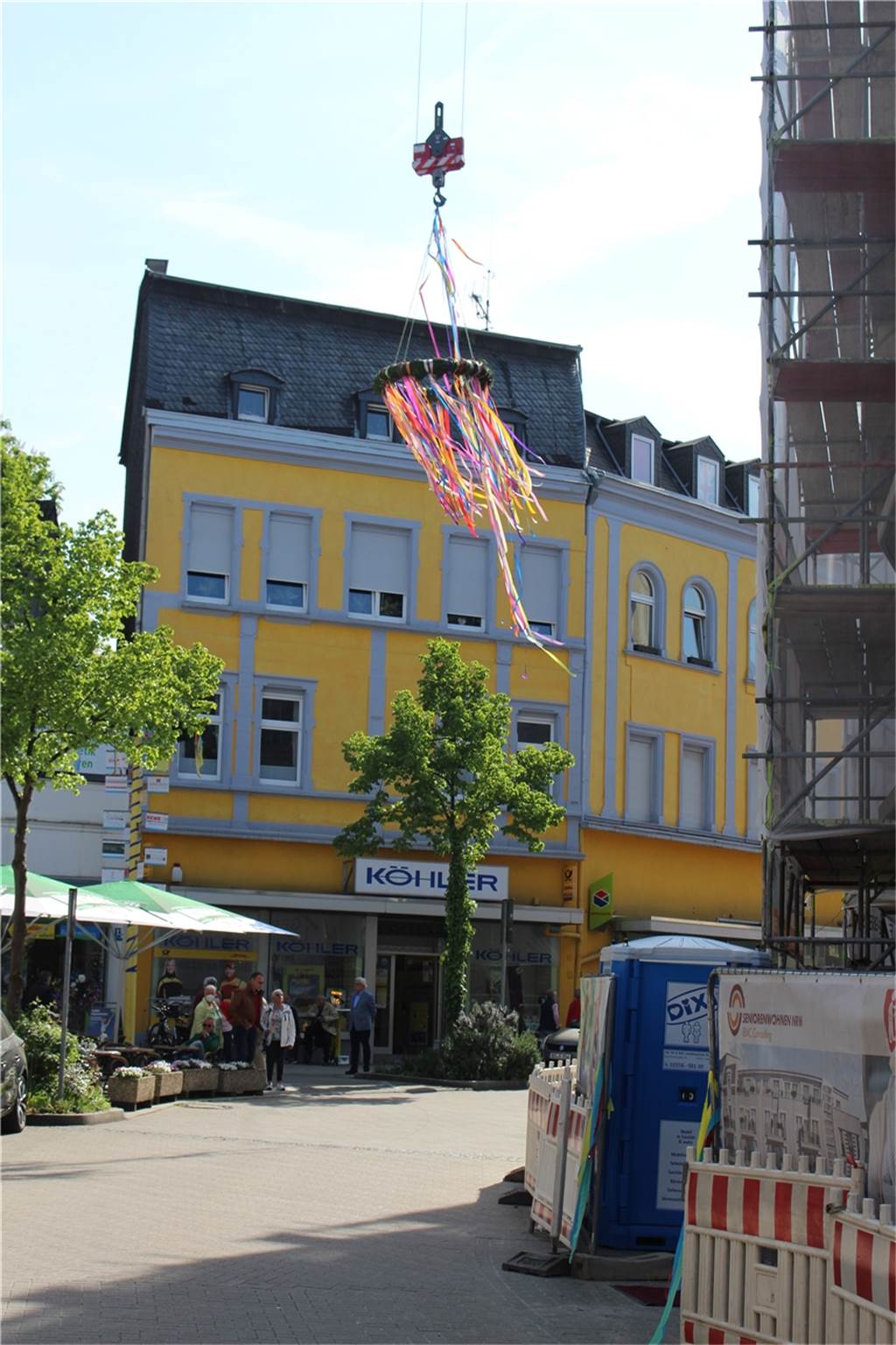 Neue Seniorenwohnungen in Dortmund: Reservierungen sind ab sofort möglich Über der Limbecker Straße leuchtet der Richtkranz in der Sonne.