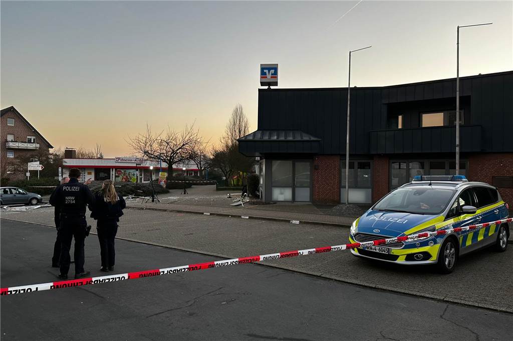 Zwei heftige Explosionen schrecken Anwohner auf: Geldautomat gesprengt Über der Volksbank-Filiale am "Kerkerfeld" wohnt ein Schermbecker. Er blieb unverletzt.