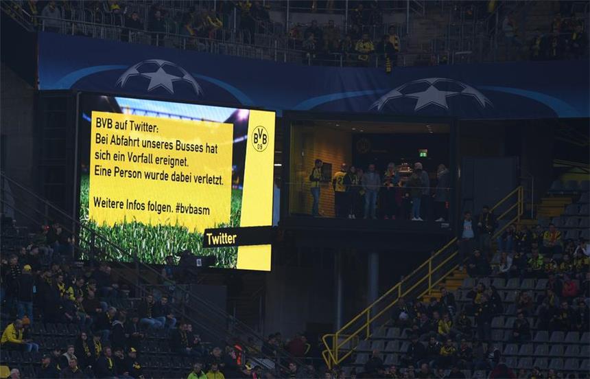 Explosion am BVB-Bus: So reagierten die Fans Über die Anzeigetafel wurden die Fans über den Vorfall informiert. Viele im Stadion - aber auch im benachbarten Kreuzviertel - wussten bereits aufgrund ihrer Smartphones von der Explosion.
