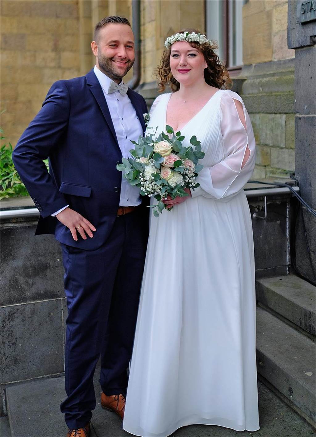 Die Eheleute Denise Chantal Galas-Severin und Stefan Severin nach ihrer Hochzeit vor dem Rathaus Recklinghausen