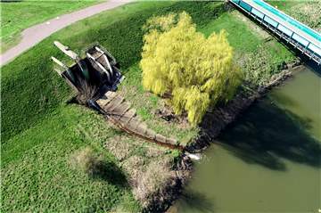 Über die beiden kleineren Rohre wird das Trianel-Abwasser in die Lippe geleitet. Gegen die Genehmigung dafür klagt der BUND.
