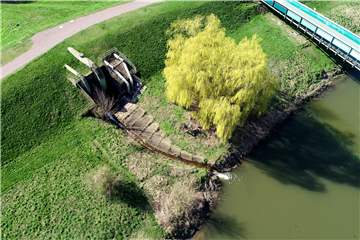 Über die beiden kleineren Rohre wird das Trianel-Abwasser in die Lippe geleitet. Gegen die Genehmigung dafür klagt der BUND.