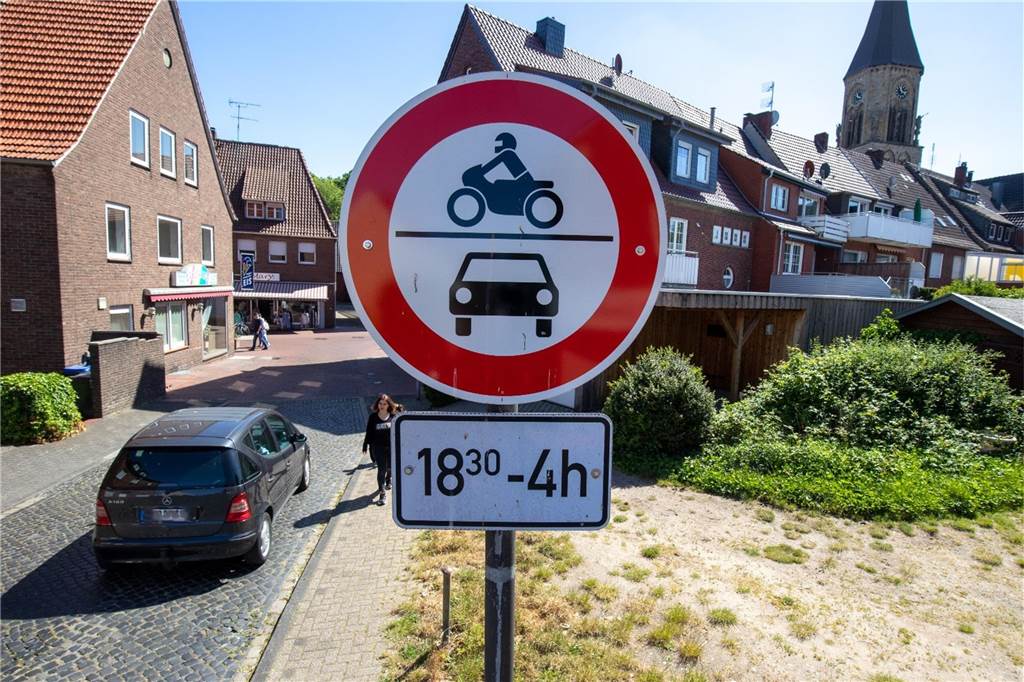 Automatische Polleranlage an Mühlenstraße aktuell außer Betrieb ein Schild weist auf das Durchfahrtsverbot hin