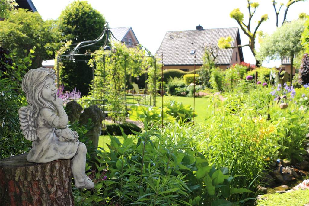 Über die Jahre wurde der Garten am Wald mit viel Liebe zum Detail weiterentwickelt.
