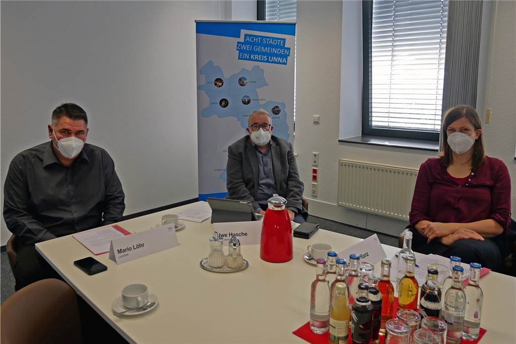 Kinder-Impfungen: So läuft es im Kreis Unna Über die Kinderimpfungen informierten am Freitag (10. Dezember) Landrat Mario Löhr (l.), Gesundheitsdezernent Uwe Hasche und Amtsapothekerin Sandra Pflanz.