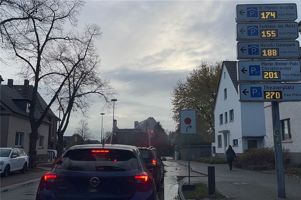 Umleitung wegen Abbiegeverbot an B54-Baustelle: Vorgegebene Strecke sorgt für Verwirrung Über die Konrad-Adenauer-Straße wird der Verkehr wieder zurück auf die B54 geleitet.