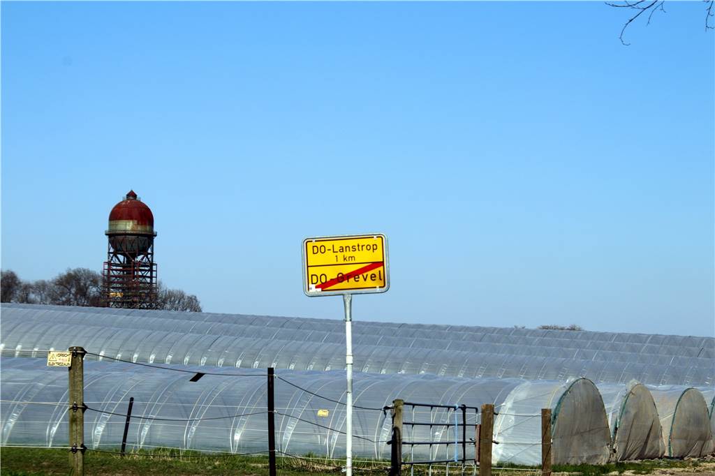 Bald Mangel an Obst, Salat, Gemüse? Landwirt malt düsteres Szenario Über die Plastiktunnel des Hofes Mertin scheint das Lanstroper Ei zu wachen.