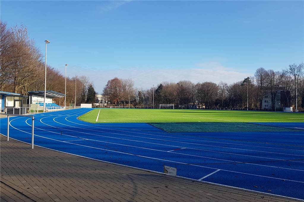 Vandalismus: Unbekannte rasen mit Auto über neue Leichtathletik-Anlage Über die Tartanbahn werden die Unbekannten wohl mit dem PKW zur Kugelstoßanlage gefahren sein.