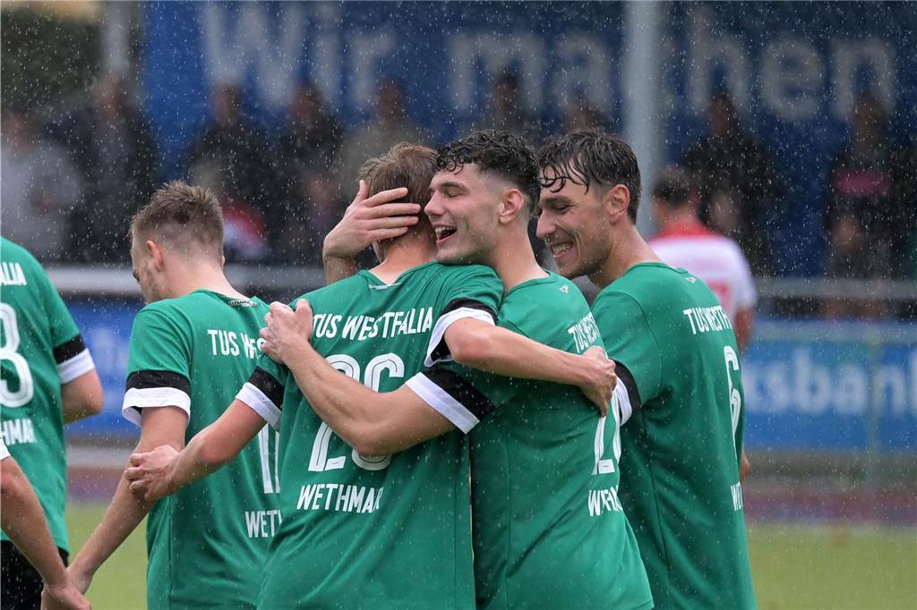 Westfalia Wethmar verliert Regenschlacht im Pokal: Platzverweis ist Knackpunkt gegen Heessen Über die zwischenzeitliche Führung freut sich Wethmars Jonas Allefeld, der den Torschützen Kilian Grohs umarmt.
