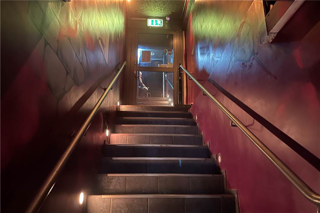 Erinnerungen ans Silent Sinners: Großartige Abende unter der Brücke Über diese lange Treppe geht es herunter zu, den Garderoben, der Bar und der Tanzfläche des Silent Sinners.