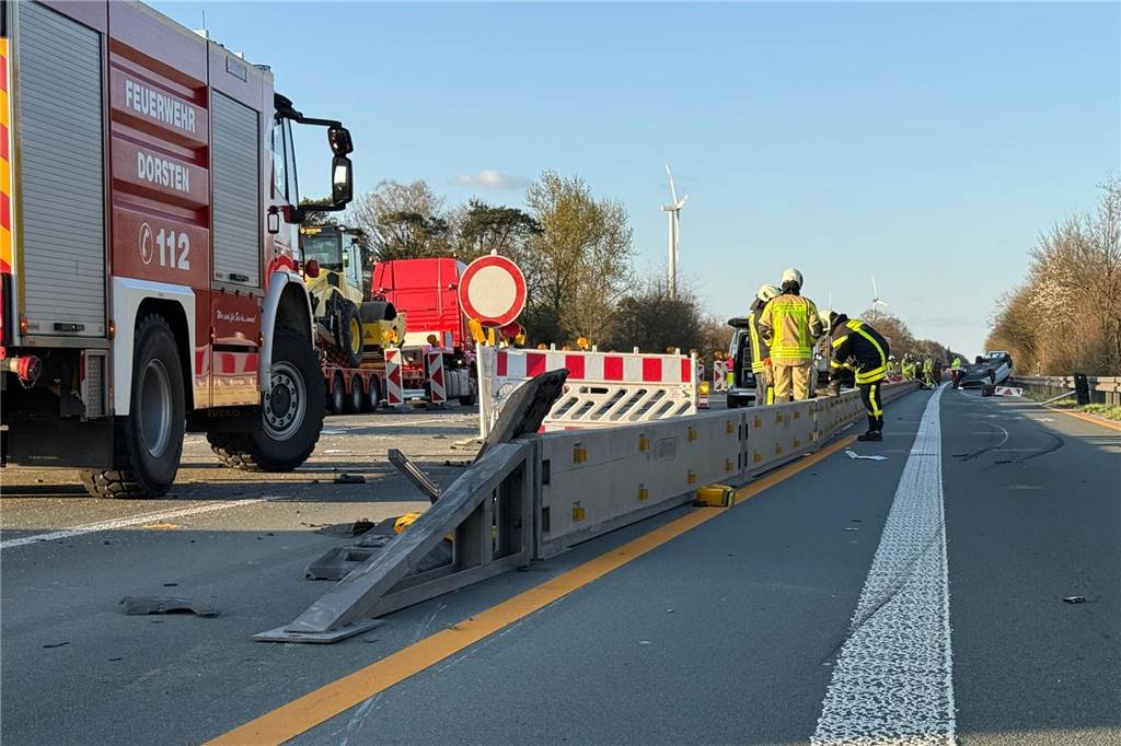 Autofahrerin bei Überschlag auf der A 31 schwer verletzt Über diese Rampe fuhr das Fahrzeug und überschlug sich dabei.