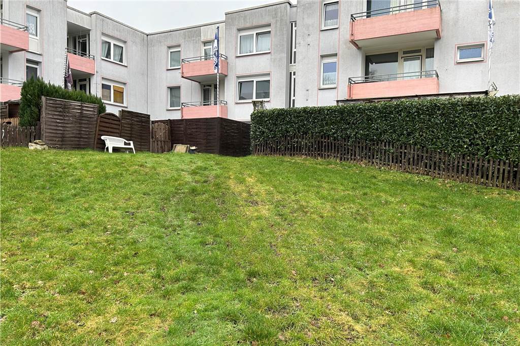 Michaela Stinhöfer (56) kämpft gegen massive Schäden in Mietwohnung Über diese Wiese fährt Michaela Stinhöfer, um durch den Hintereingang des Hauses zu ihrer Wohnung zu gelangen.