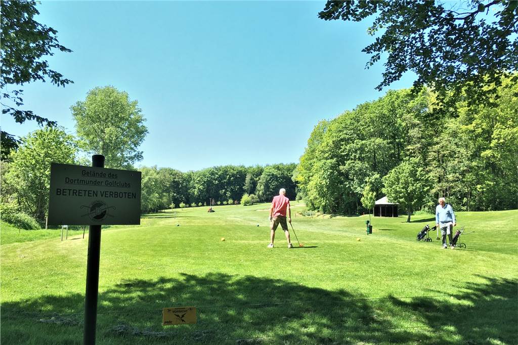 Elektrozaun am Golfplatz bleibt umstritten: „Massiver Eingriff in die Natur“ Über diesen Teil des Platzes führt der historische Weg, der „Sonnenweg des Südens".