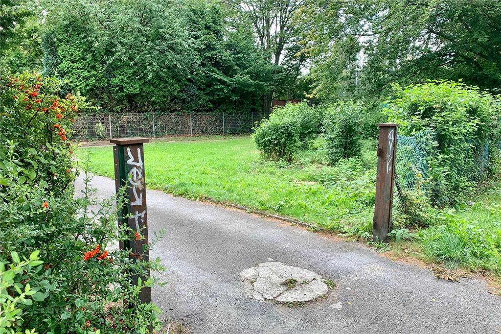 50 Parkplätze sind seit 3 Jahren nutzbar - aber es gibt keine Zufahrt Über dieses Grundstück der Jugendfreizeitstätte Schüren wird jetzt die Zufahrt verlaufen.