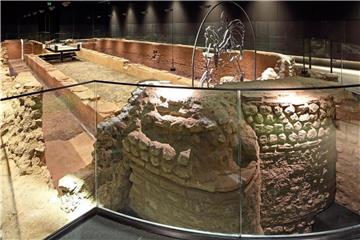 Über drei Etagen geht es hinab in den höhlenartigen Mithras-Tempel. Foto: PAYE Conservation