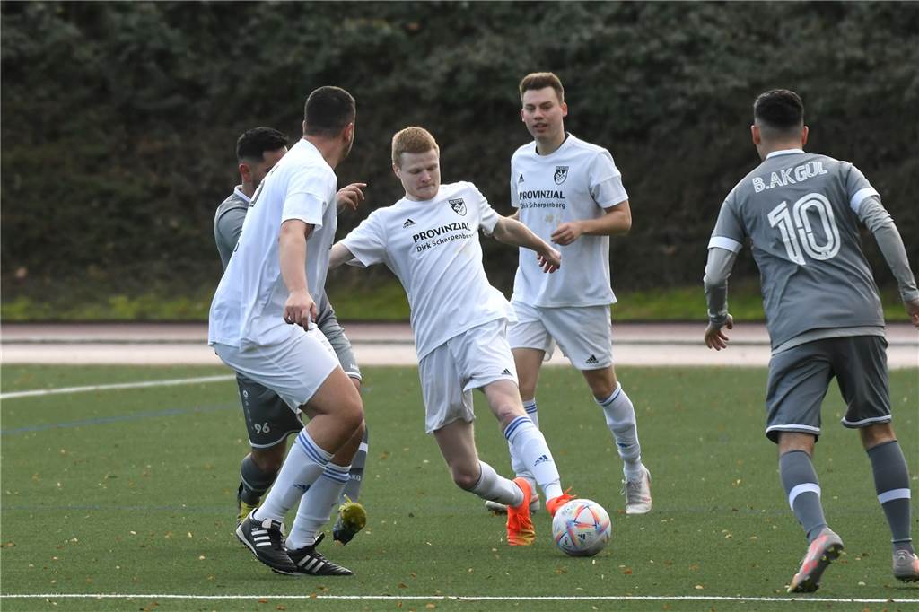 Über ein 1:0 und 2:2 kam die SG Castrop III (Kreisliga C) zu einem 3:3 gegen Urania Lütgendortmund II.