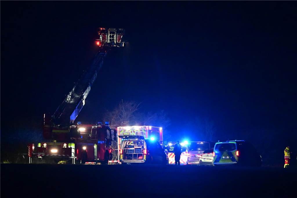 Polizeieinsatz in Recklinghausen: Hubschrauber kreist über König Ludwig Eine Drehleiter der Feuerwehr sowie Polizeiautos stehen auf einem Feld.