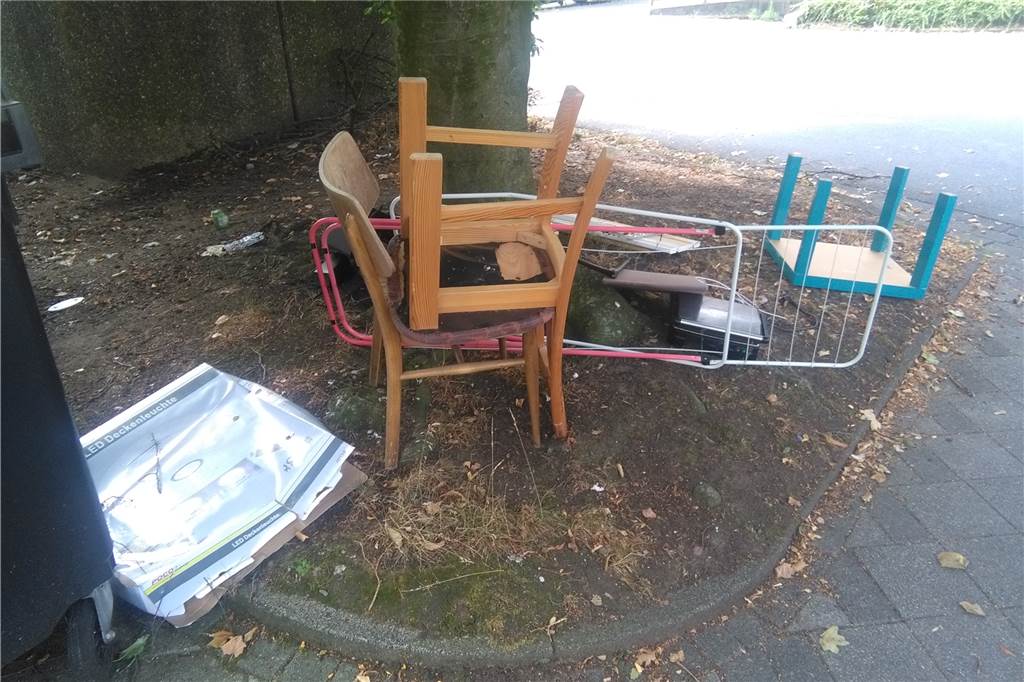 Problemviertel: Trolley im Altpapier, Sperrmüll fliegt herum Über ein kunterbuntes Sortiment Sperrmüll stolpern Holsterhausener im Bereich des Berliner Platzes mit unschöner Regelmäßigkeit.