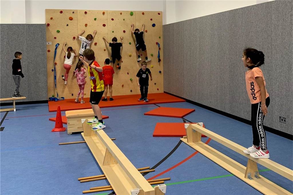 Neue Turnhalle an Reichshof-Grundschule in Brackel eröffnet Über eine Boulderwand, die es ebenfalls in der neuen Halle gibt, freuen sich die Kinder ganz besonders