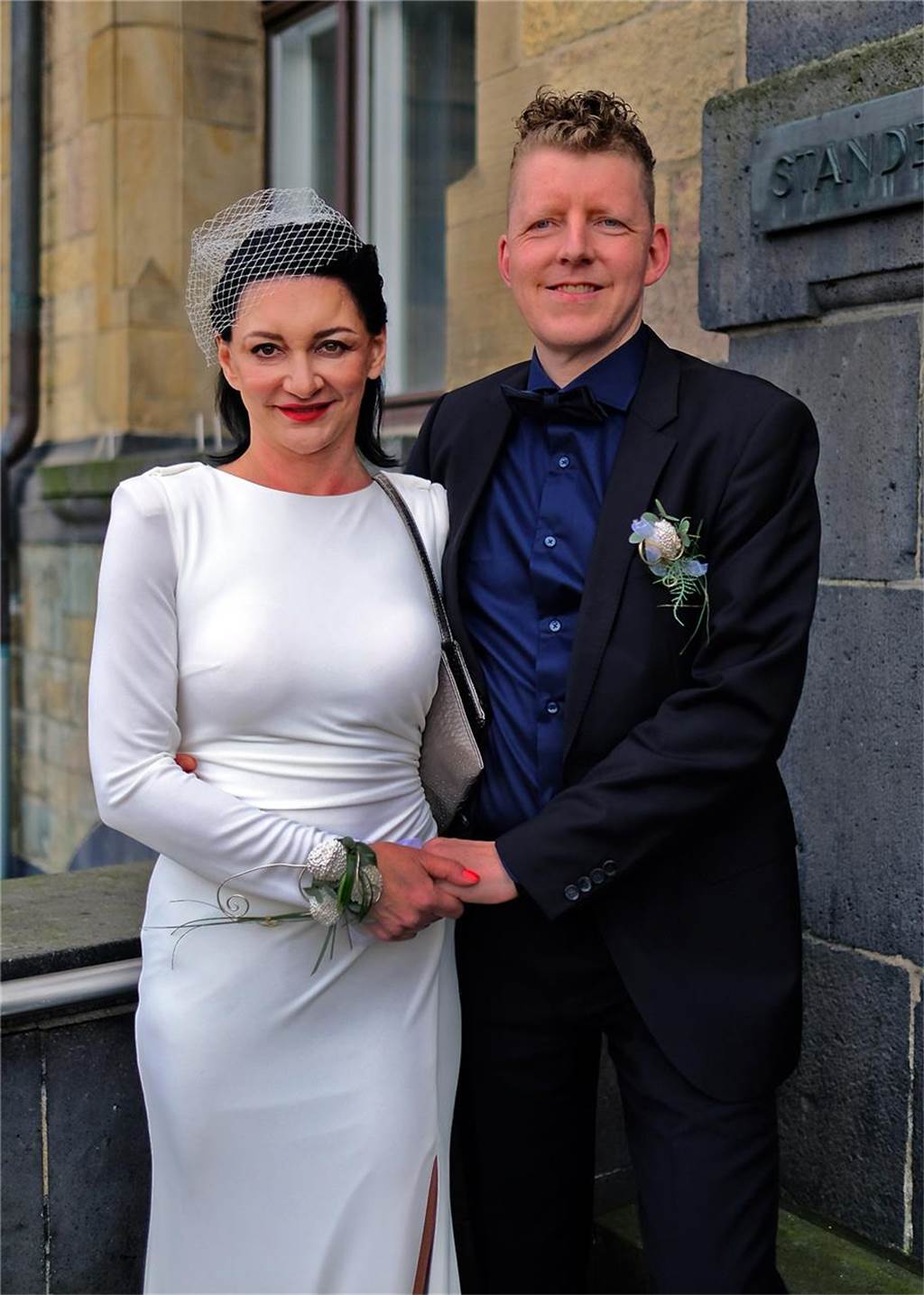 Hochzeitspaar Klaudia Kulka und Manuel Greefrath vor dem Rathaus in Recklinghausen