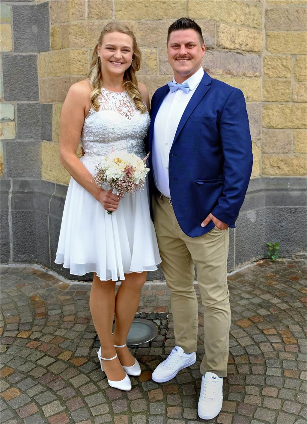 Die Eheleute Natalie Steffen und Andreas Matusik nach ihrer Trauung vor dem Rathaus in Recklinghausen