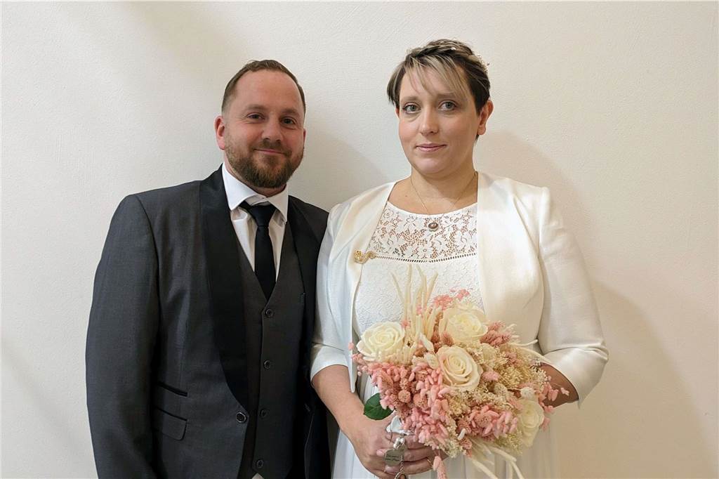 Die Eheleute Christoph Prothmann und Denise Kölken nach ihrer Hochzeit im Rathaus Recklinghausen