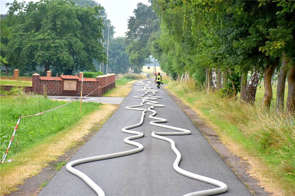 Doppelte Schlauchleitung von der Dinkel bis zu Einsatzstelle.