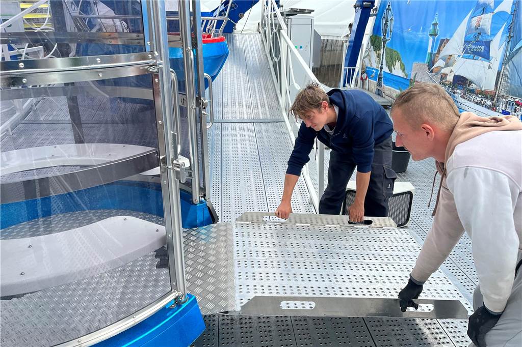 Schausteller arbeiten am „Feinschliff“ für die Vredener Kirmes Über eine extra Rampe gelangen Rollstuhlfahrer in die Gondel des Riesenrades.